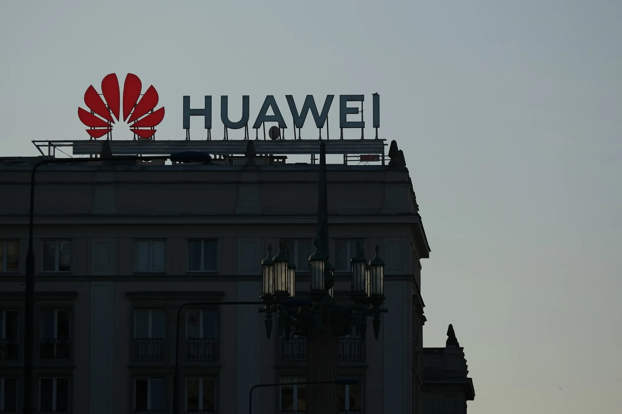 Companies will have until the end of 2029 to remove parts made by Huawei and ZTE Corp.&nbsp;from the 5G access and transport network.