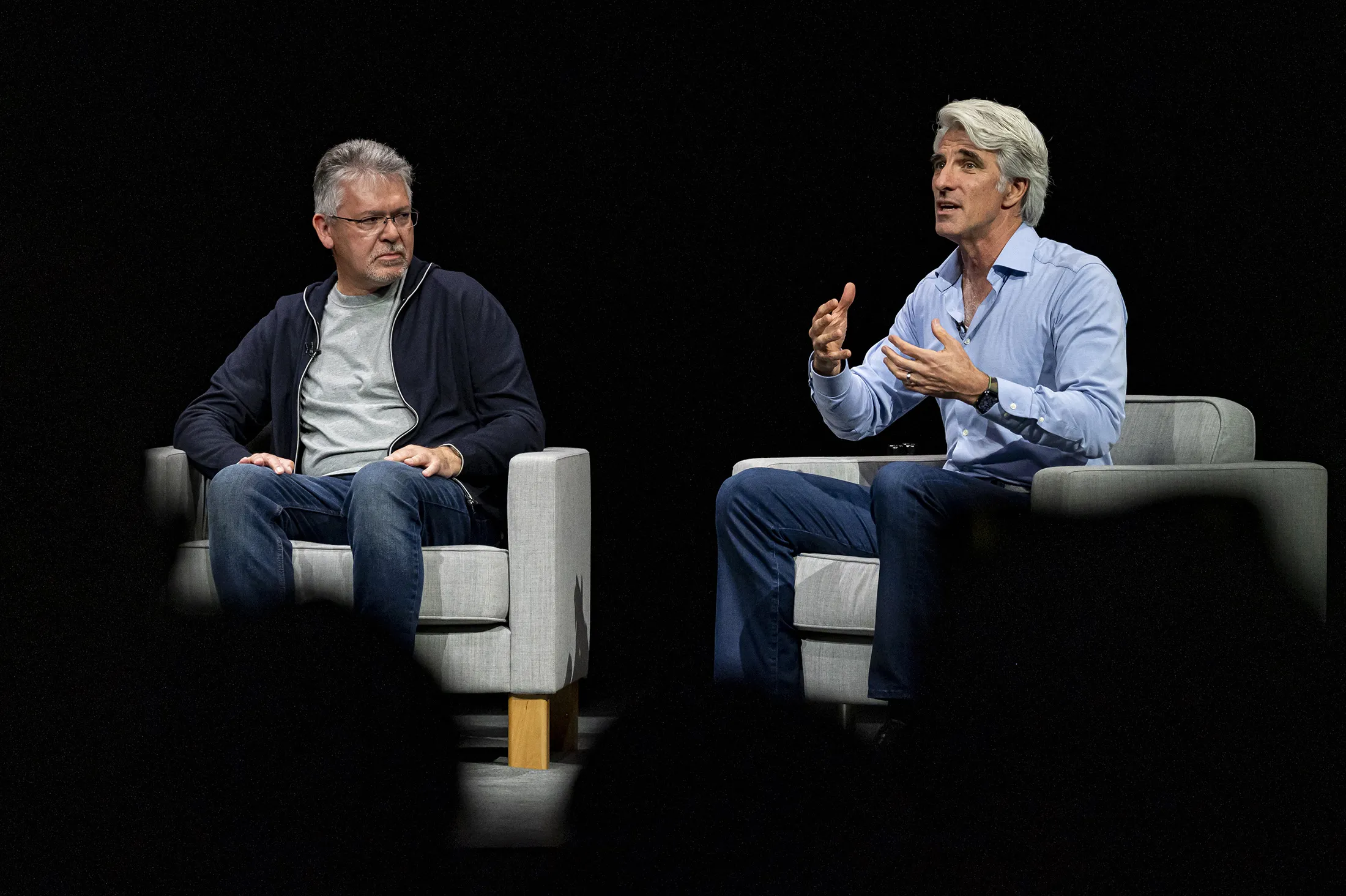 2024 年 6 月 10 日星期一，约翰·詹南德雷亚 (John Giannandrea) 和克雷格·费德里吉 (Craig Federighi) 在美国加利福尼亚州库比蒂诺 Apple Park 园区举行的 Apple 全球开发者大会上坐在舞台上