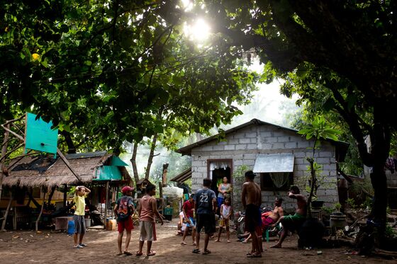 Duterte Is Paying Filipinos to Move From City to Countryside