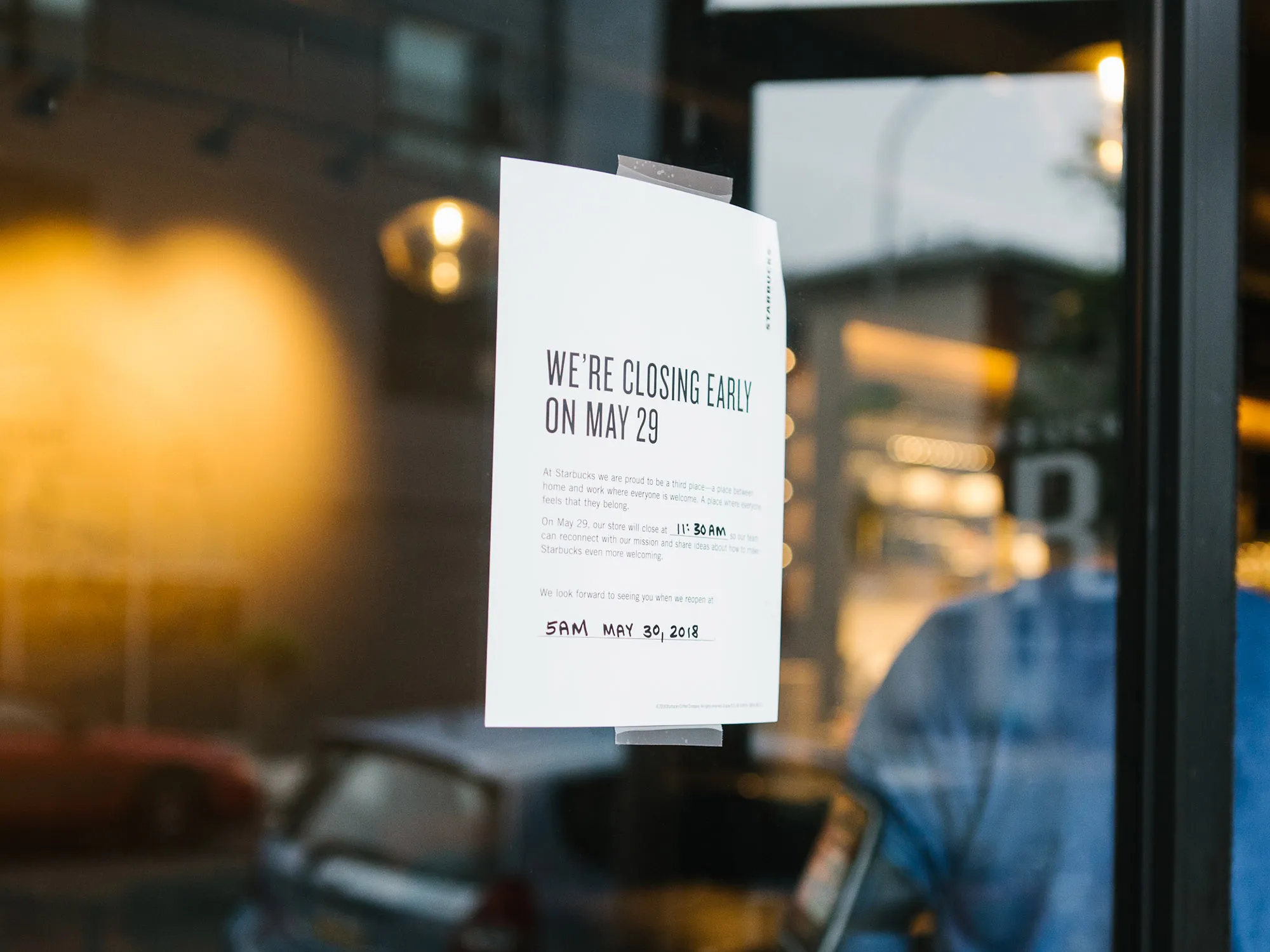 A sign displays early closing hours for diversity training at a Starbucks Corp. coffee shop in Philadelphia&nbsp;on&nbsp;May 29, 2018.&nbsp;