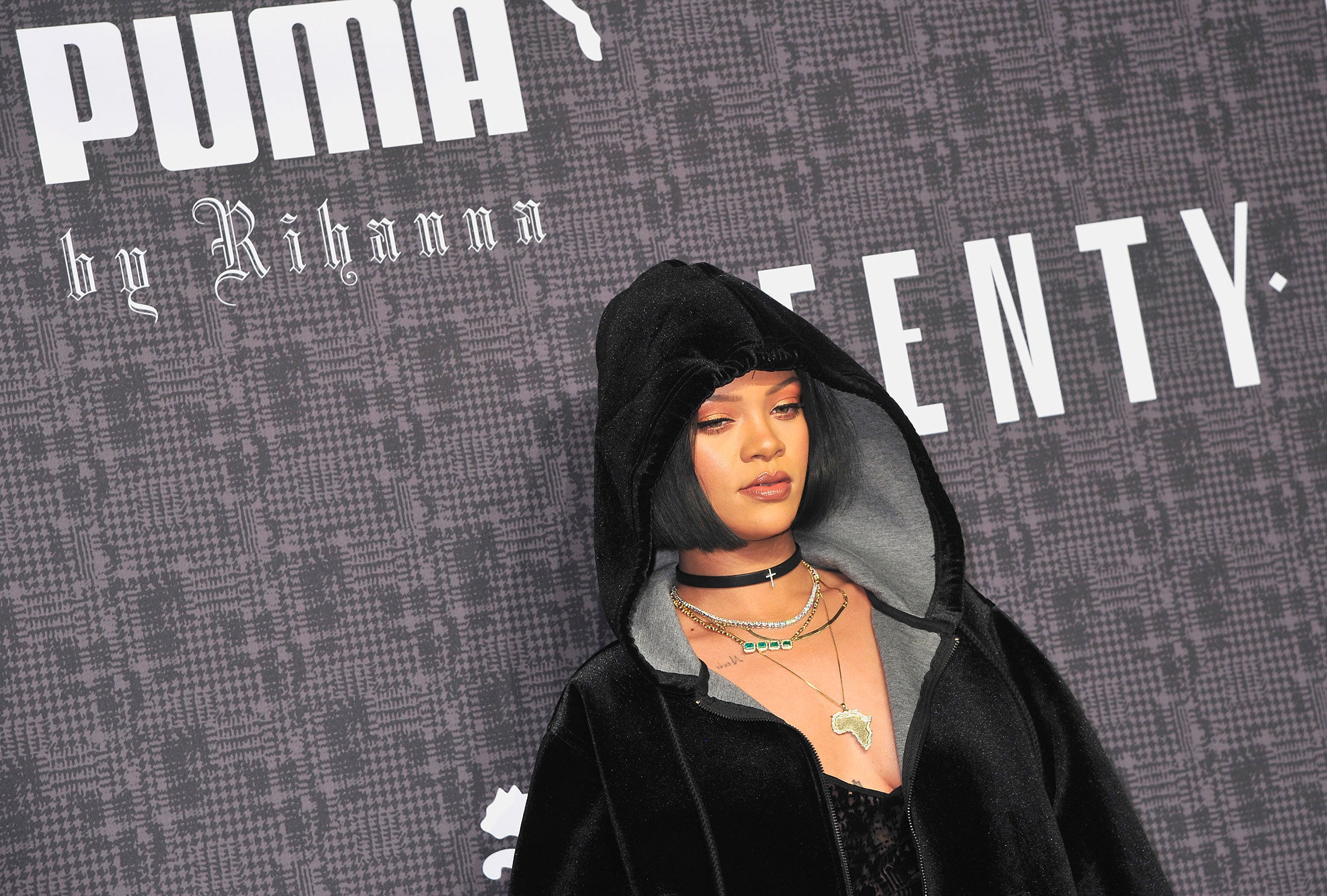 Sluier ziel Kilometers Rihanna-Designed Sneakers Help Puma Top Fourth-Quarter Estimates - Bloomberg
