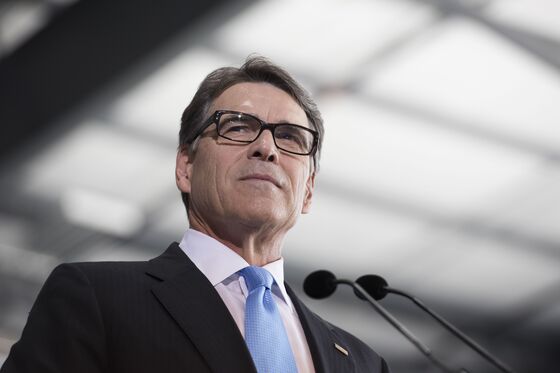 Energy Chief Perry Tells Trump He Plans to Leave Post This Year