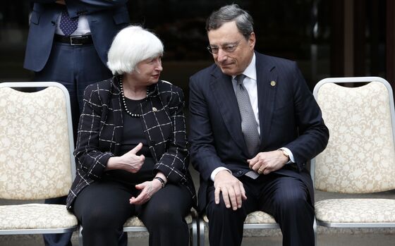 Draghi, Yellen Warn of Risks Facing Policy in Low-Rate World