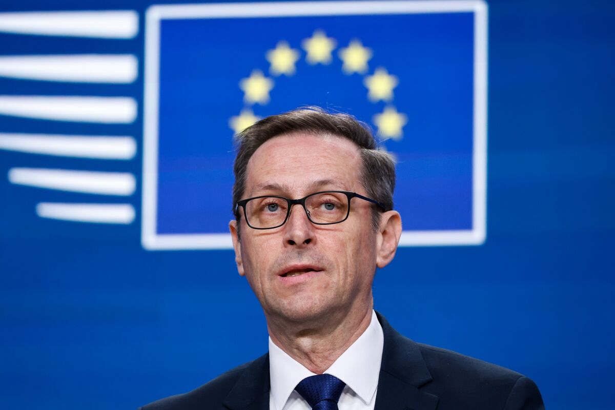 Hungary Central Bank Chief Signals Caution on Magyar’s Euro Plan