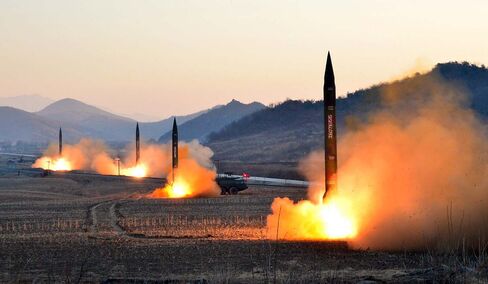 朝鮮中央通信が7日公表した、朝鮮人民軍が発射したとされるミサイルの未確認写真