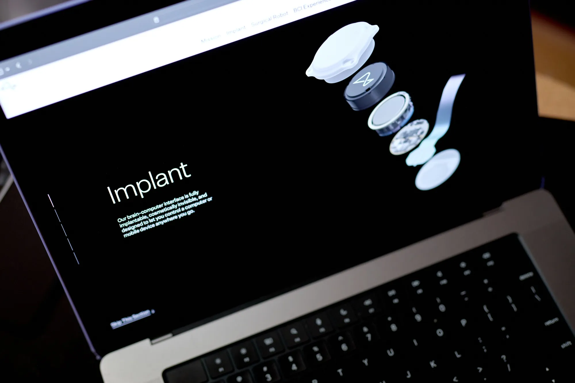 El dispositivo Neuralink en el sitio web.