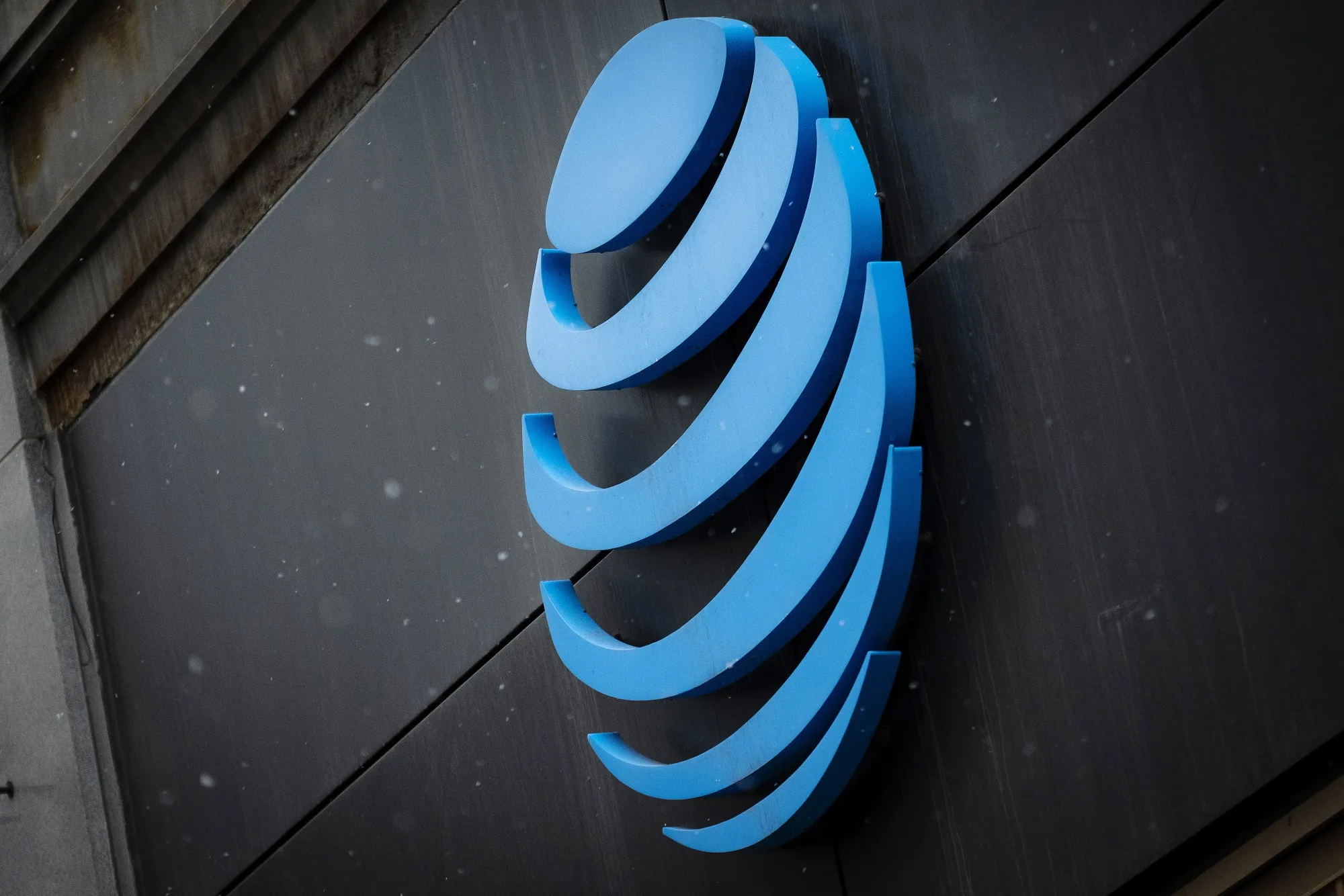 AT&T Slumps After Bleeding Subscribers as It Focuses on Debt