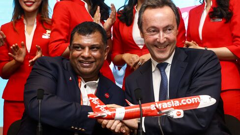 Fernandes shakes hands with Fabrice Bregier, Airbus CEO.