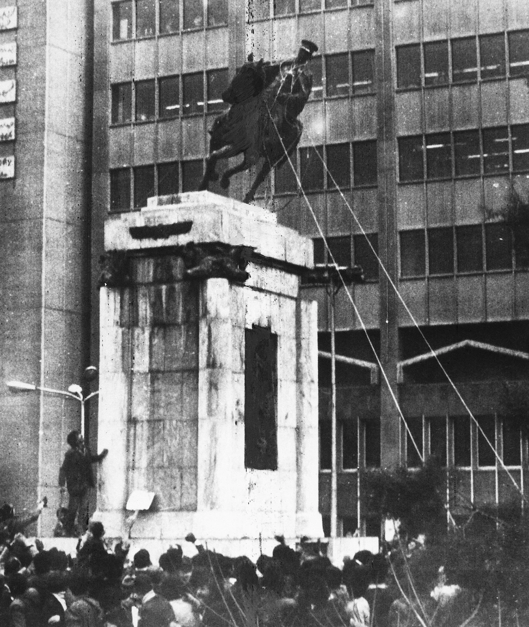 Iranians Pull Down Statue of Shah Reza Pahlavi