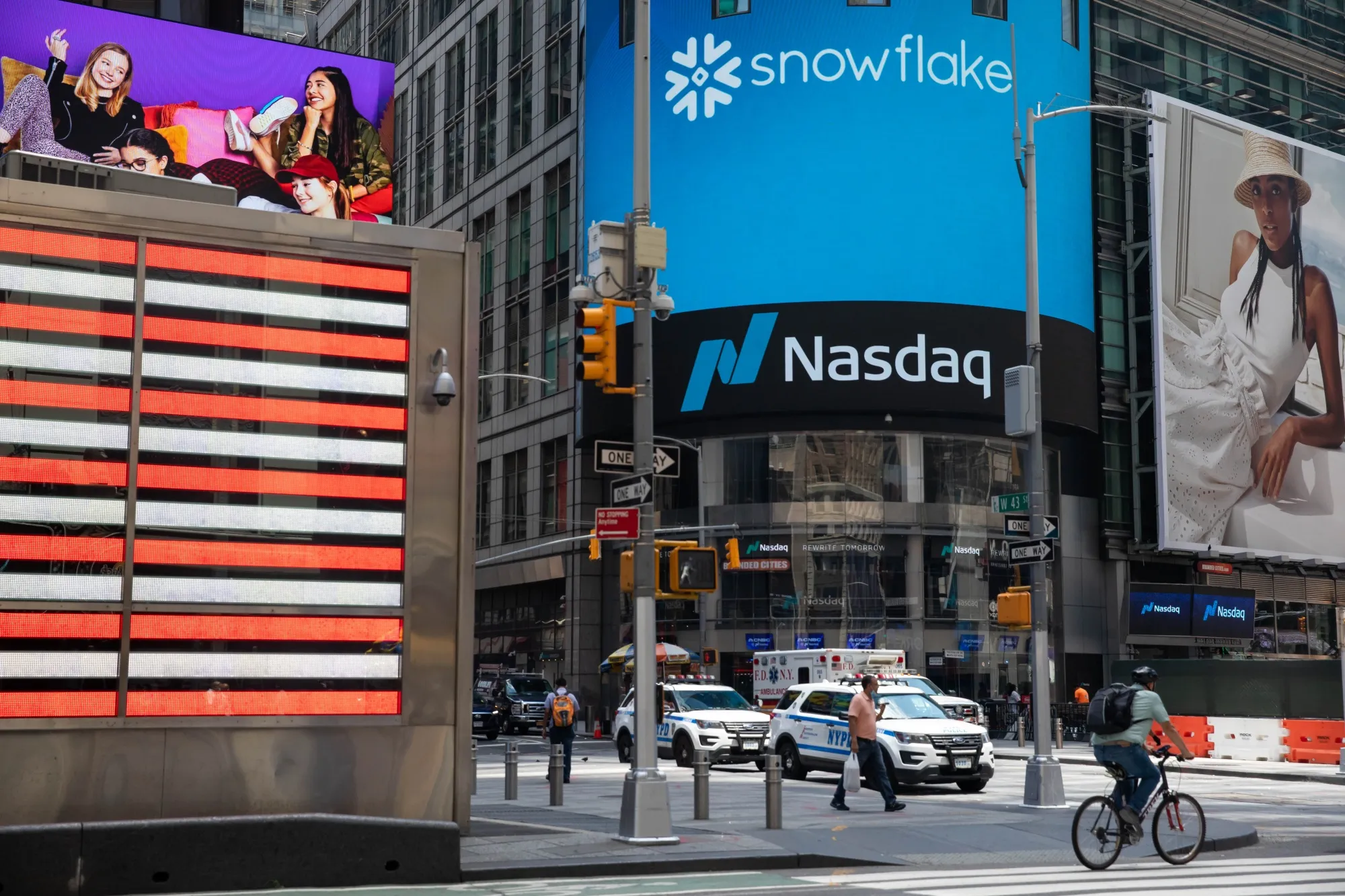 U.S. Stocks Fluctuate As Investors Keep An Eye On Washington