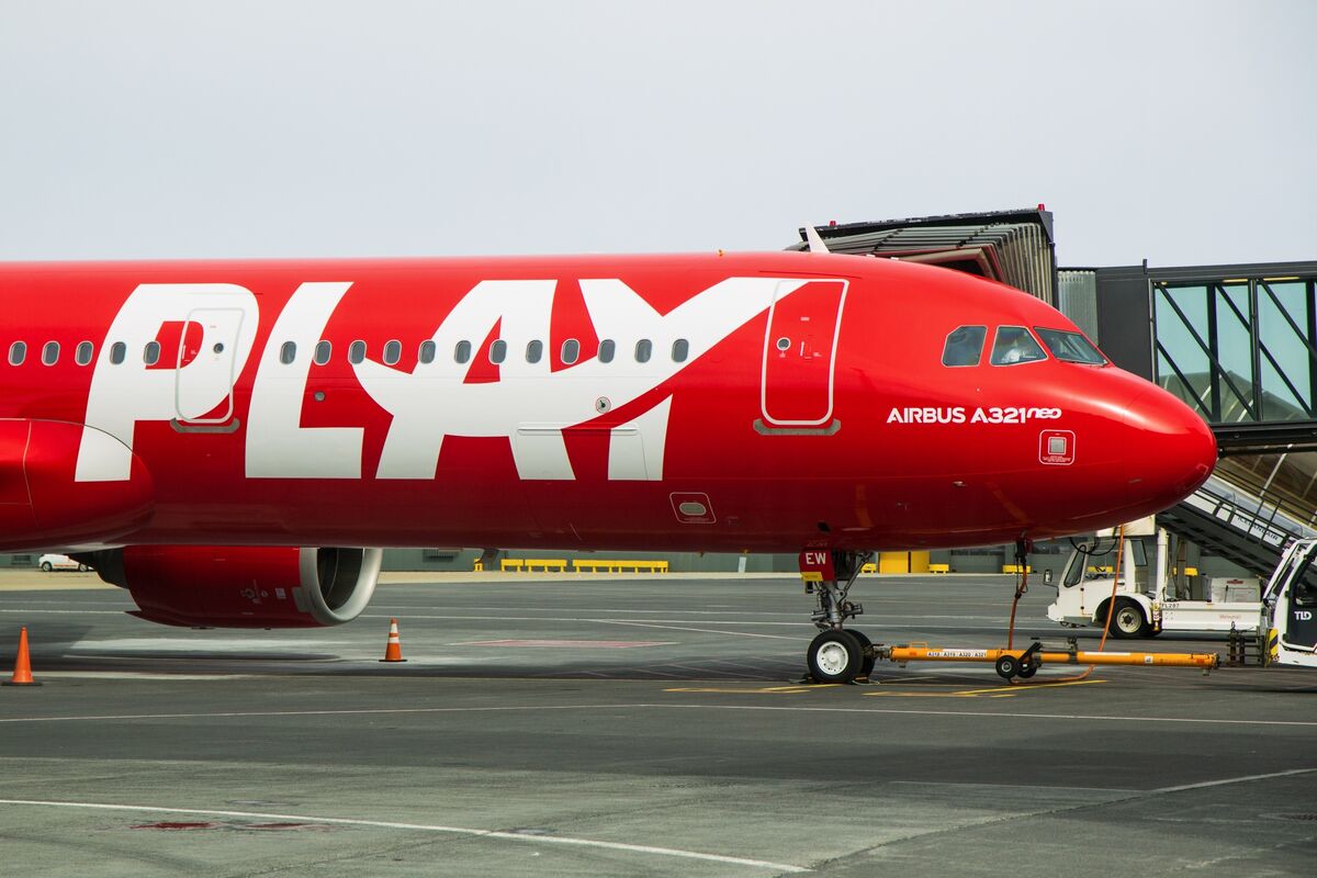 Iceland’s Reign as Atlantic Pit Stop Fades With Airline Collapse