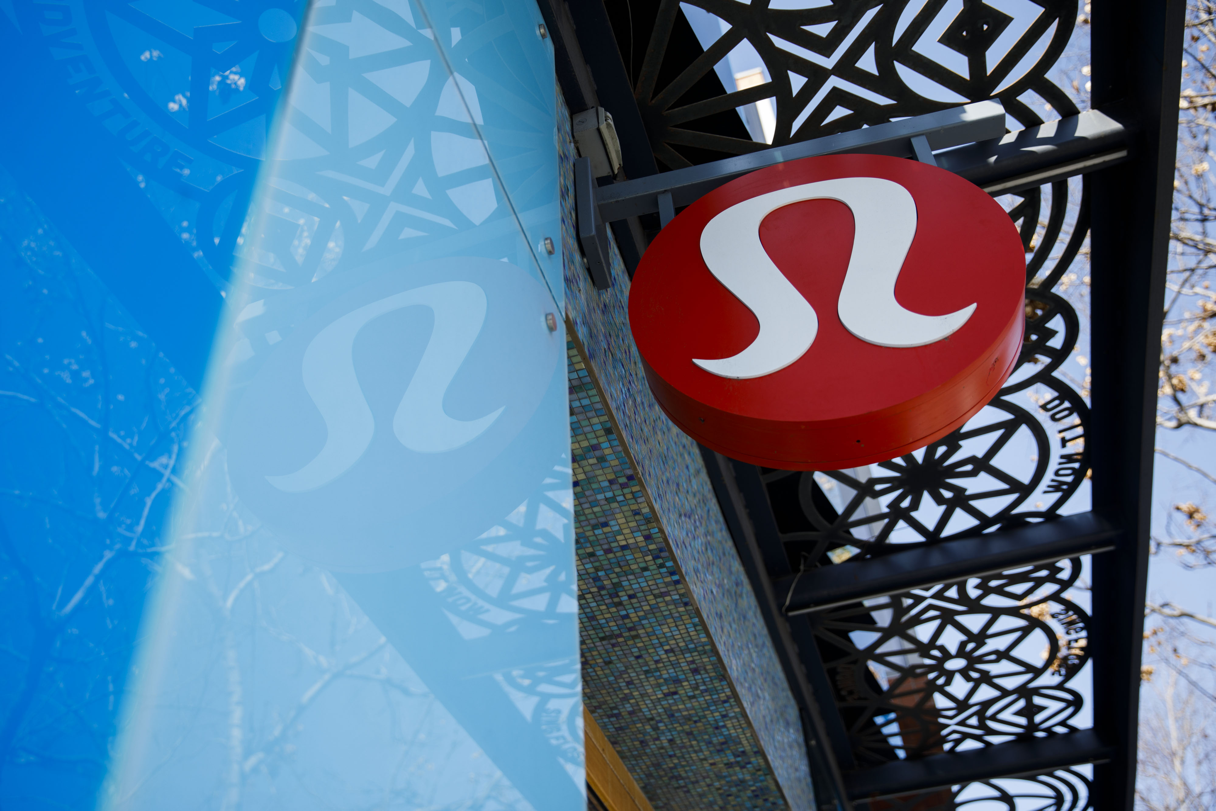Lululemon Tops Q4 Expectations on Strong Online Sales Growth