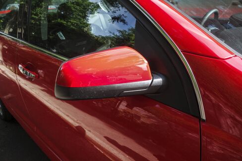 The Chevy SS has manual-fold side mirrors.