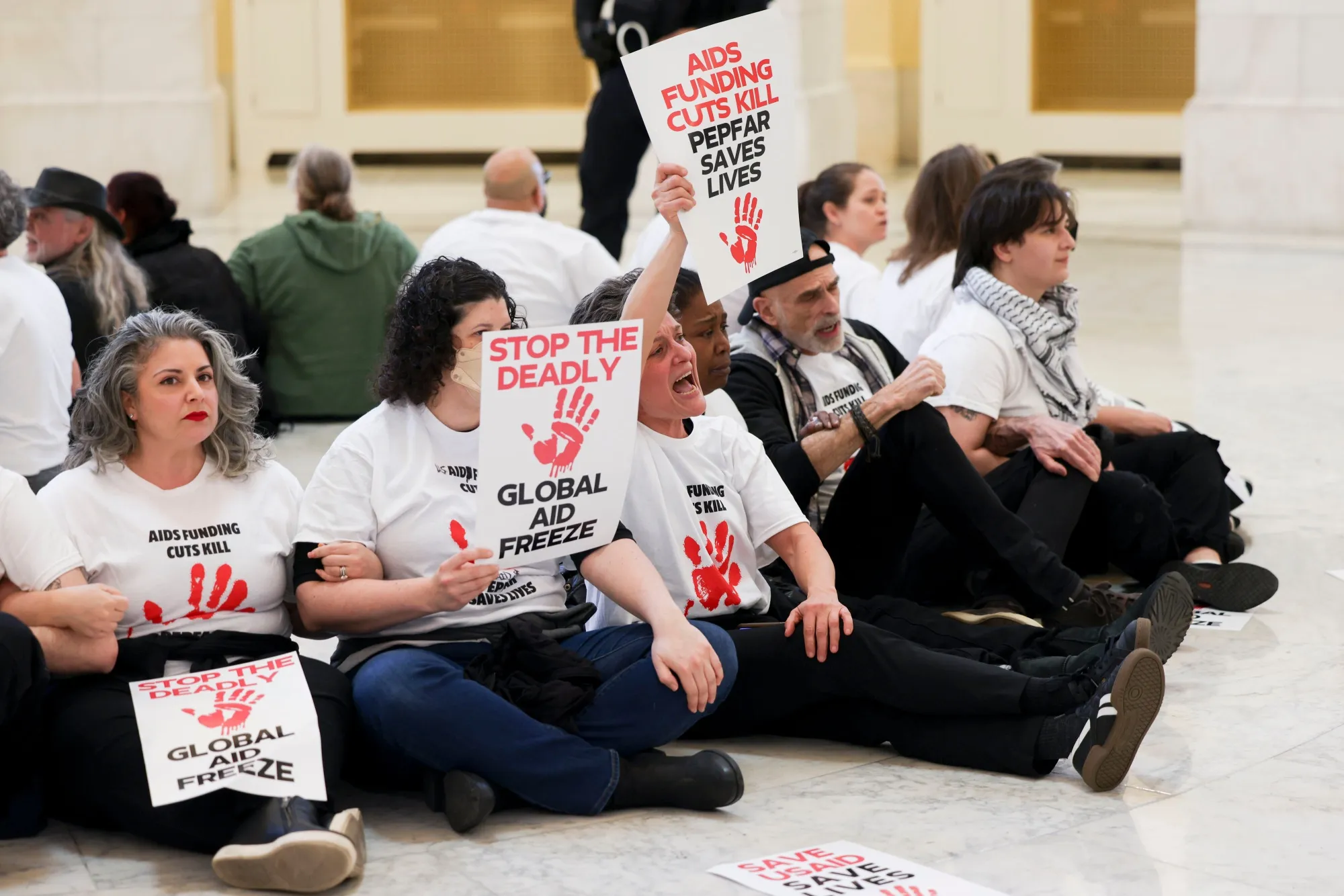 UNAIDS Calls Nations to Fill the Gap as Trump Pulls Funding - Bloomberg