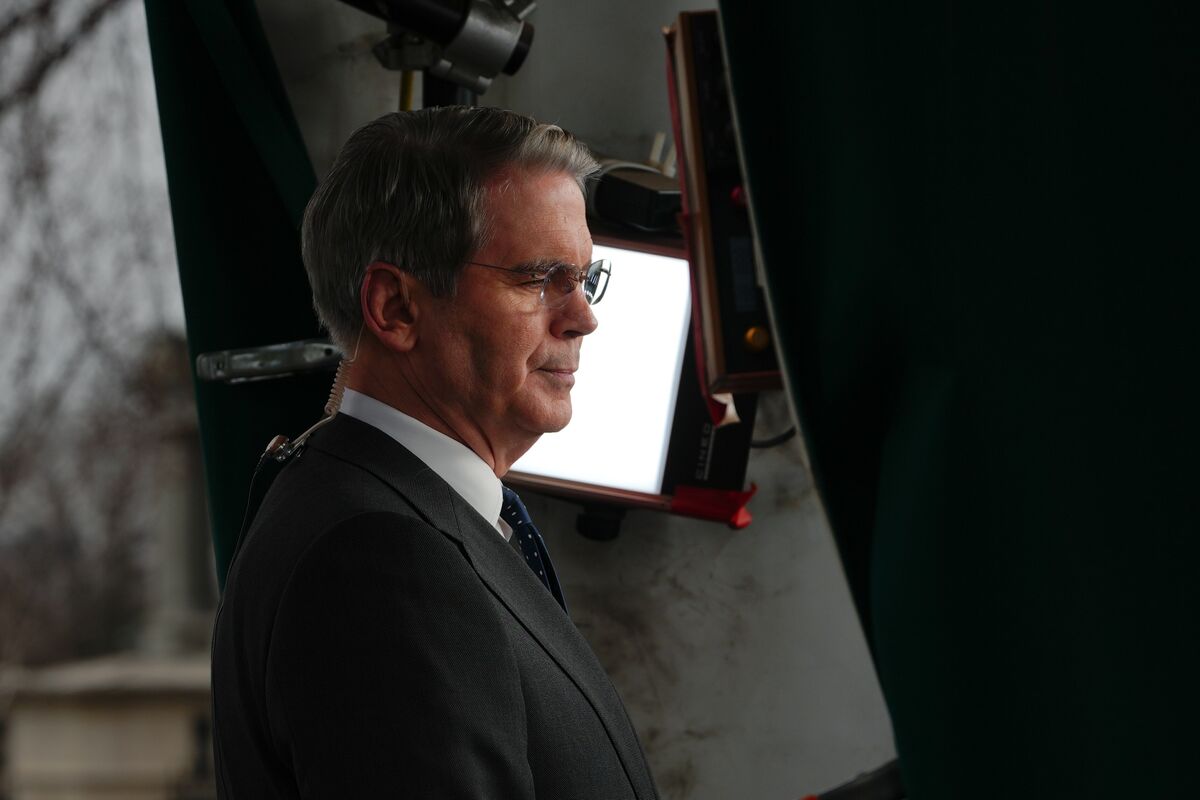 bloomberg.com - Yash Roy - Bessent Talked With Druckenmiller, Touts US Debt Outperformance