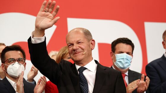 Scholz Begins German Coalition Push as Laschet’s Hopes Fade