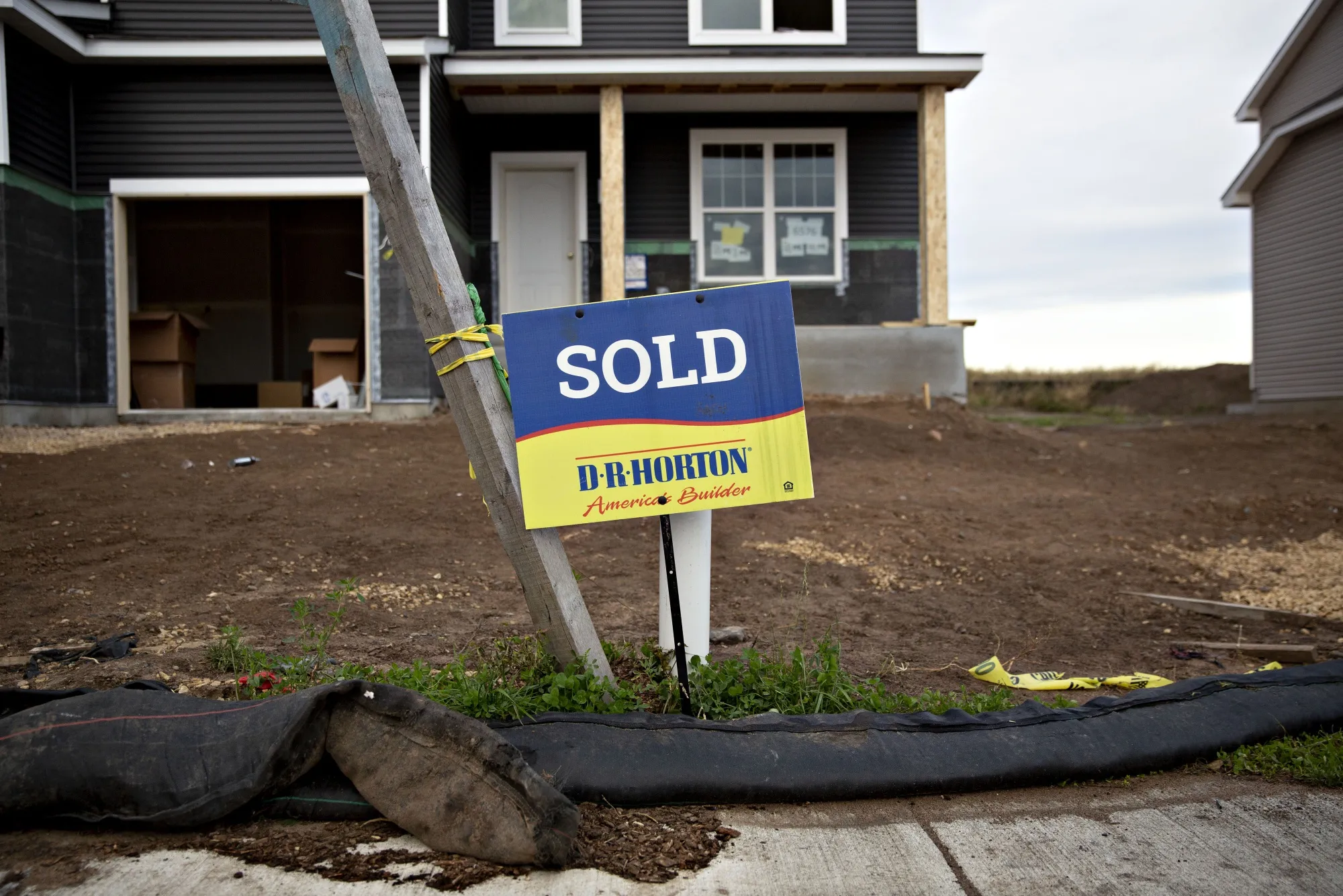 With starter homes in short supply on the resale market, D.R. Horton has been building smaller houses, including townhomes, and subsidizing mortgage rates to lure customers.&nbsp;