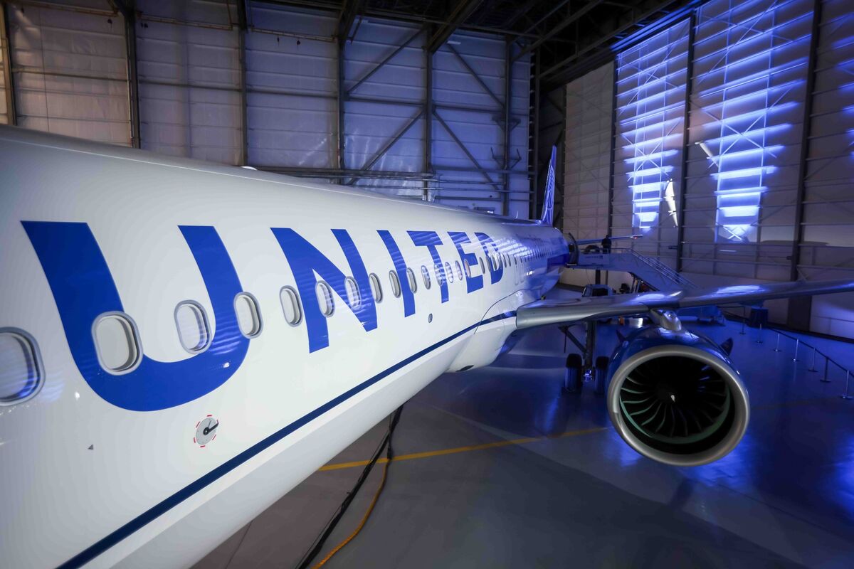 bloomberg.com - Sri Taylor - United Airlines Misses Estimates, Squeezed by Soaring Fuel Costs