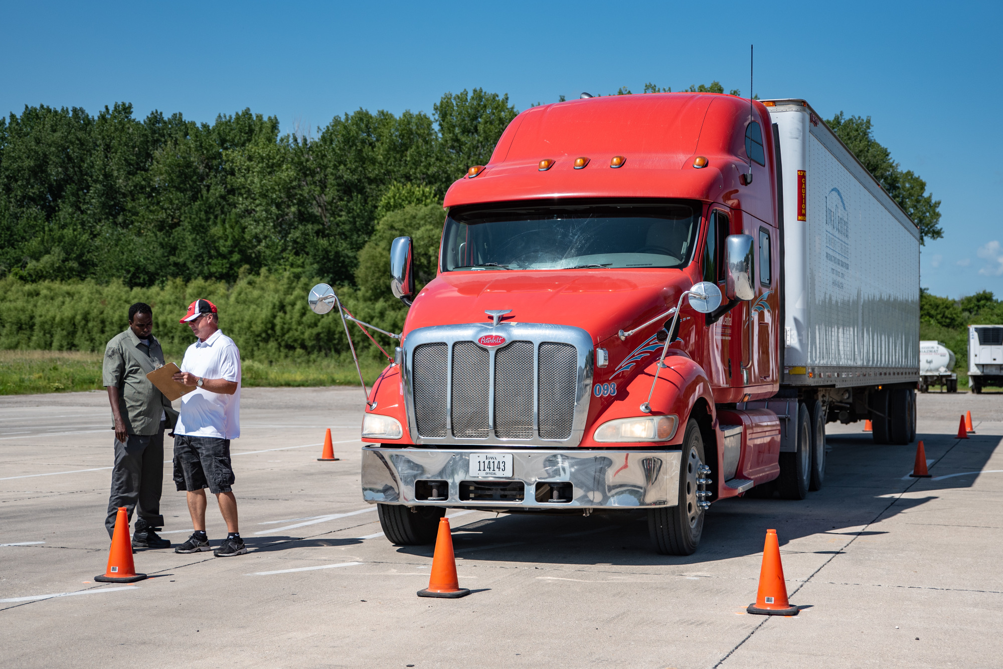 Supply Chains Latest: U.S. Truckers Battle Multiple Headwinds. - Bloomberg