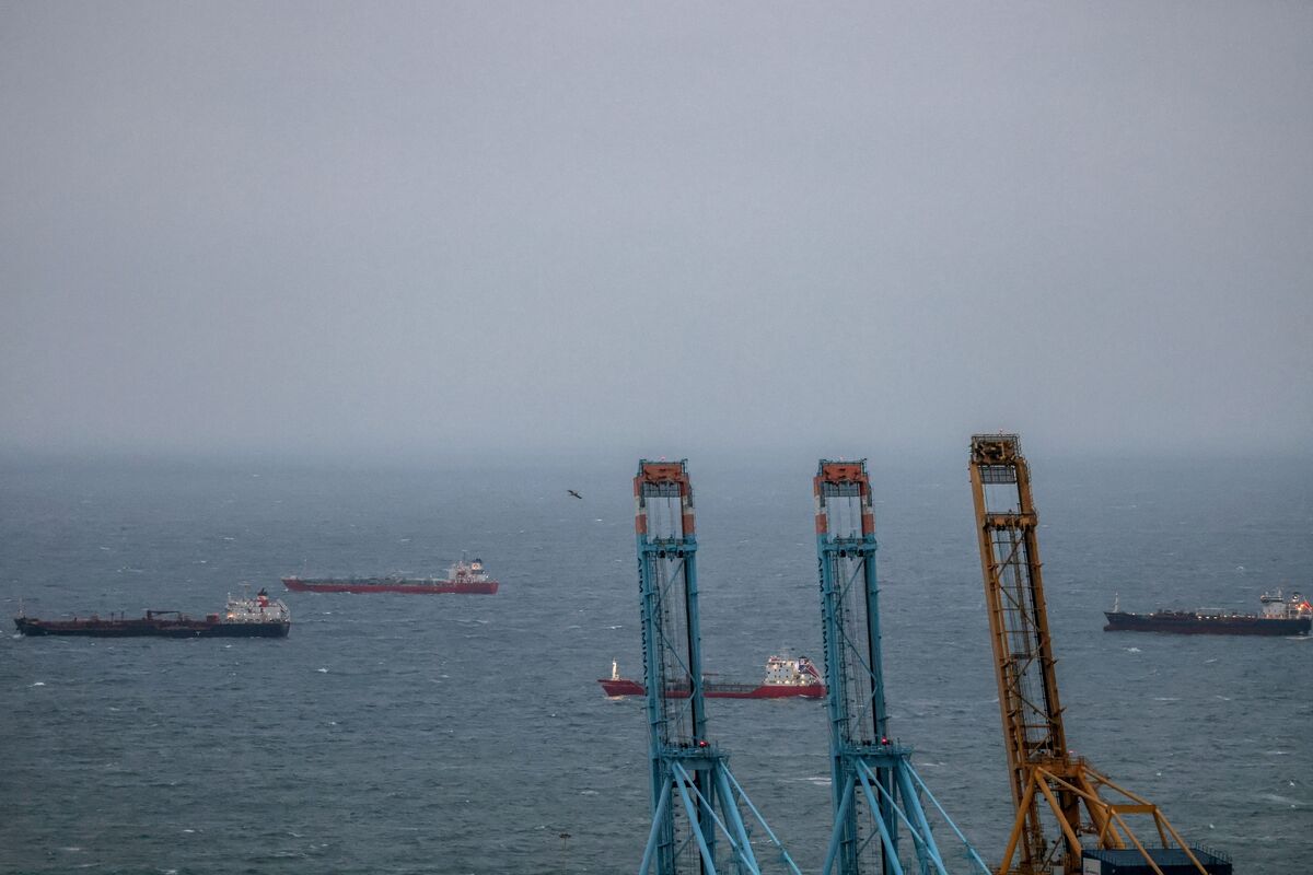 bloomberg.com - Charlie Wells - How Retail Investors Should Position Themselves in Market Chaos