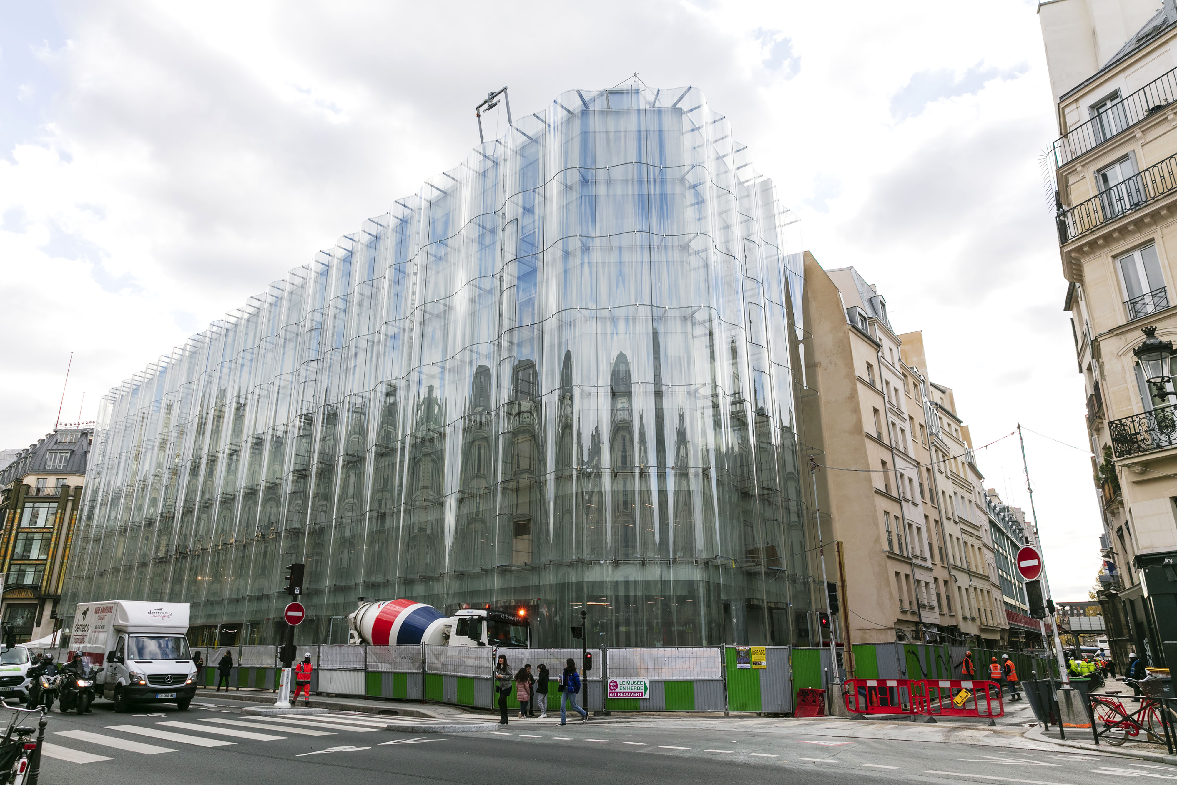 LVMH targets affluent tourists with Paris department store revamp