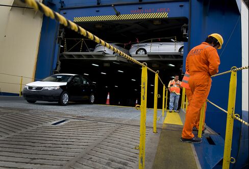 Kia Says Weakening Yen Becoming ‘Weapon’ for Japanese Carmakers