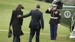 U.S. President Barack Obama (C) and first lady Michelle Obama (L) walk across the South Lawn before boarding Marine One and departing the White House March 30, 2015 in Washington, DC.