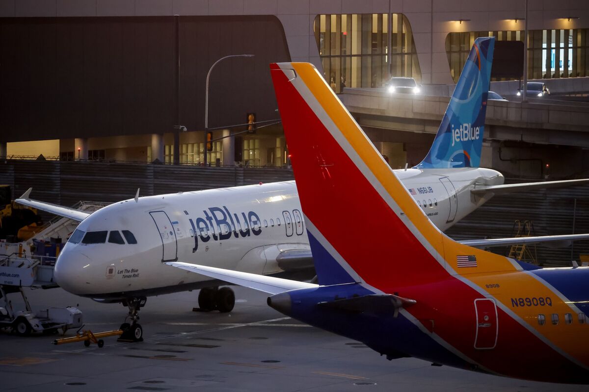 bloomberg.com - Sri Taylor - US Budget Airlines Lose Edge to Legacy Carriers, Report Finds