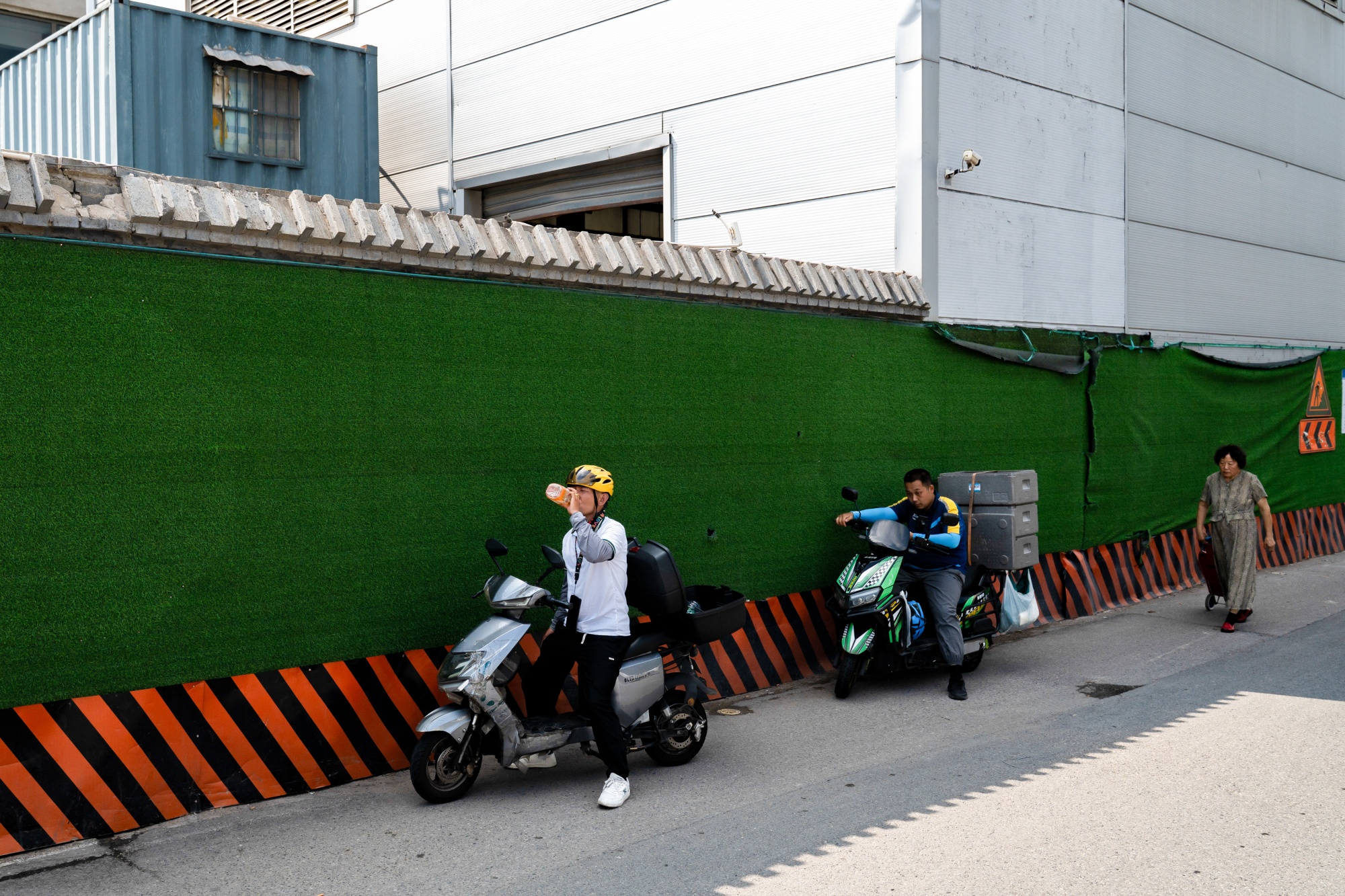 Gig Workers in Heat in Beijing