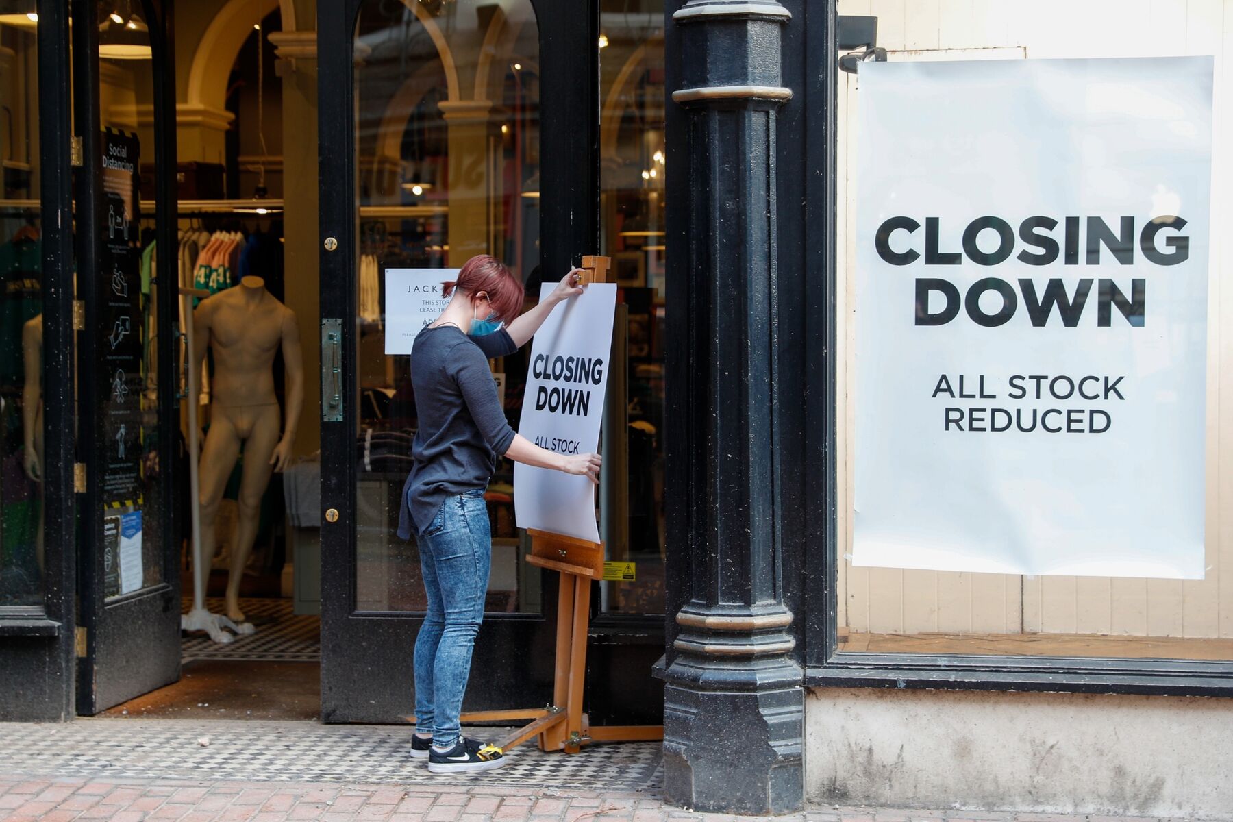 Layoffs Expected by 25% of Consumer Executives This Year - Bloomberg