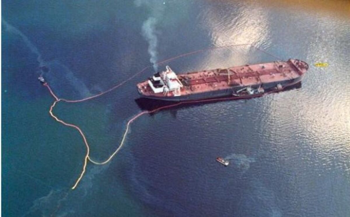Выброс нефти из танкера эксон валдиз. Крушение танкера exxon valdez. Разлив нефти exxon valdez. Выброс нефти из танкера эксон валдиз. Exxon valdez танкер.