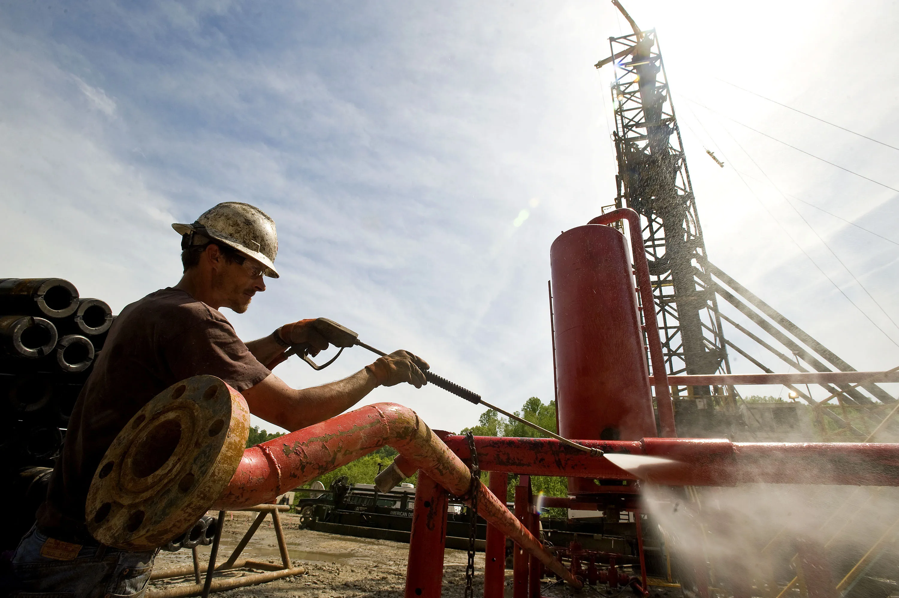 A drill hand uses a power washer as a shale-gas well is drilled in Mannington, West Virginia, U.S..&nbsp;&nbsp;