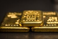 Gold Falls on Stronger Dollar as US Offers Auto Tariff Reprieve
