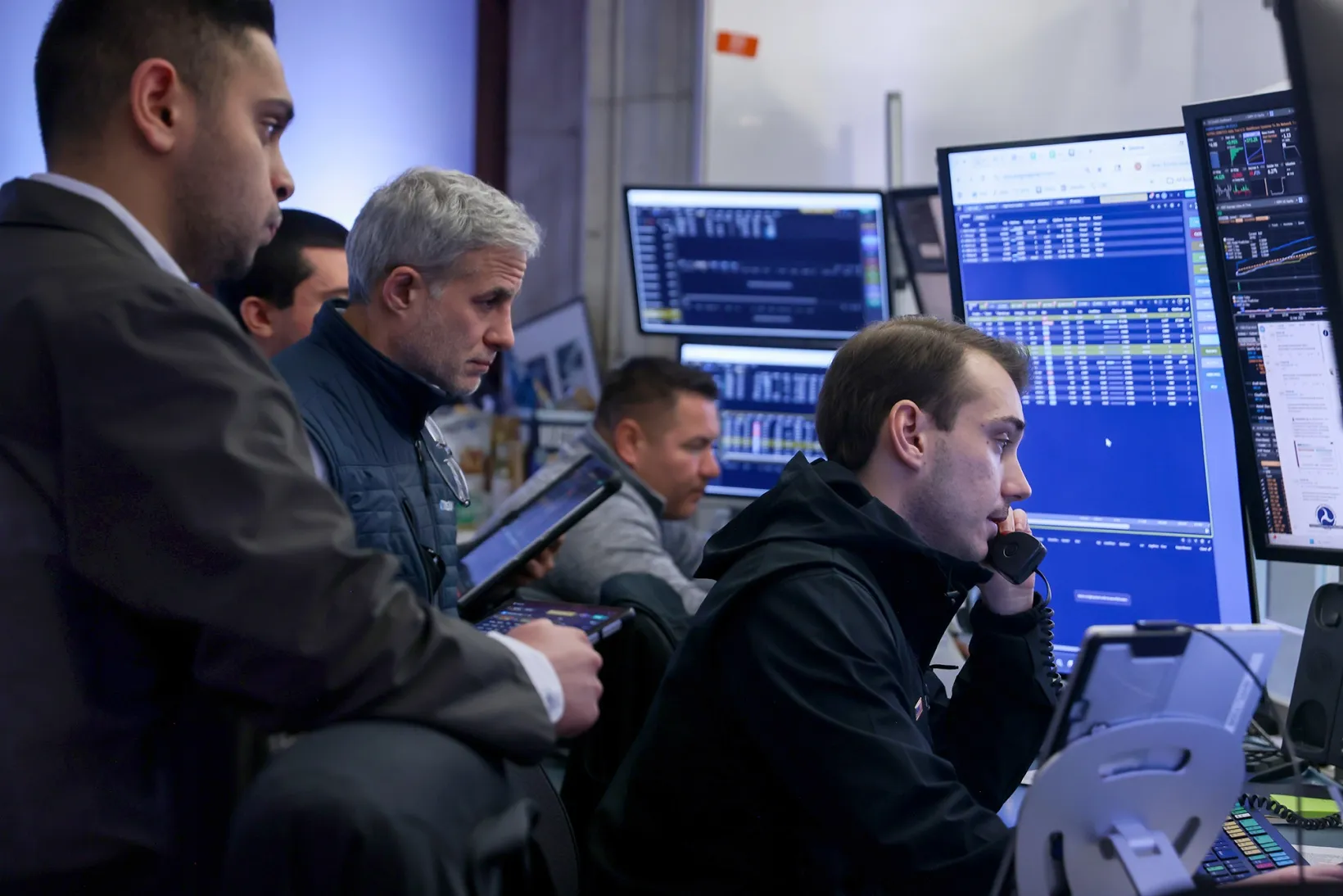 Các nhà giao dịch làm việc trên sàn giao dịch chứng khoán New York.