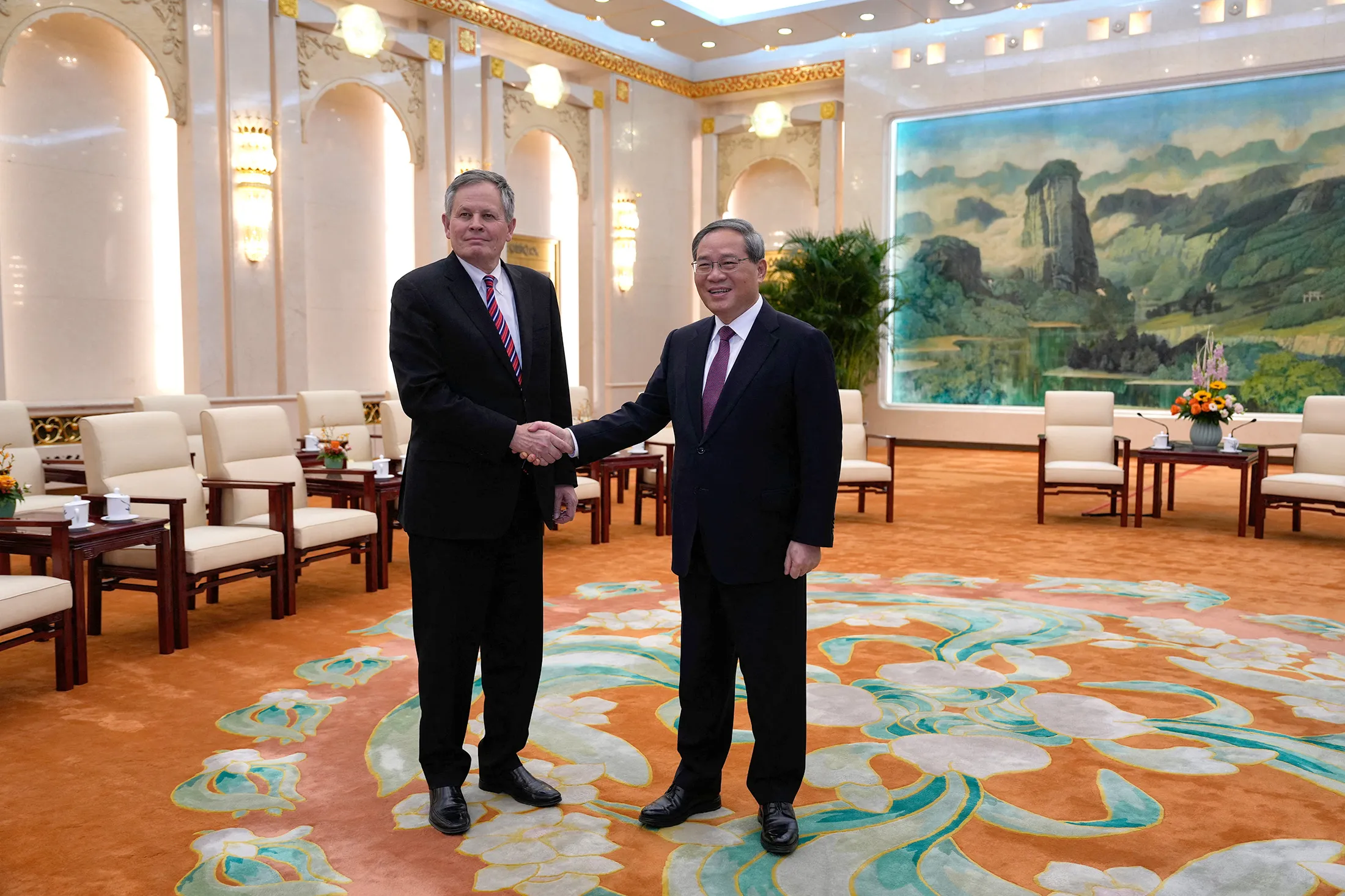 Li Qiang, right,&nbsp;and Steve Daines shake&nbsp;hands before a meeting in the Fujian Room at the Great Hall of the People in Beijing on March 23.