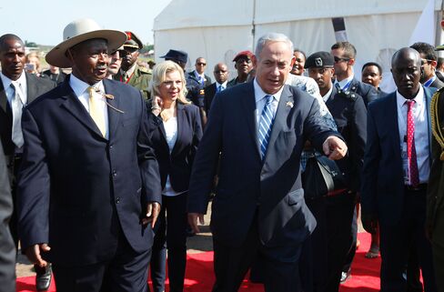 Benjamin Netanyahu and Yoweri Musevini in Uganda on July 4.