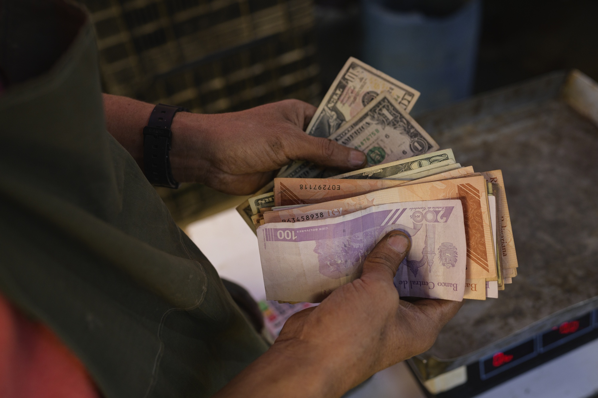 Venezuela Steps Up Dollar Sales to Shore Up the Bolivar