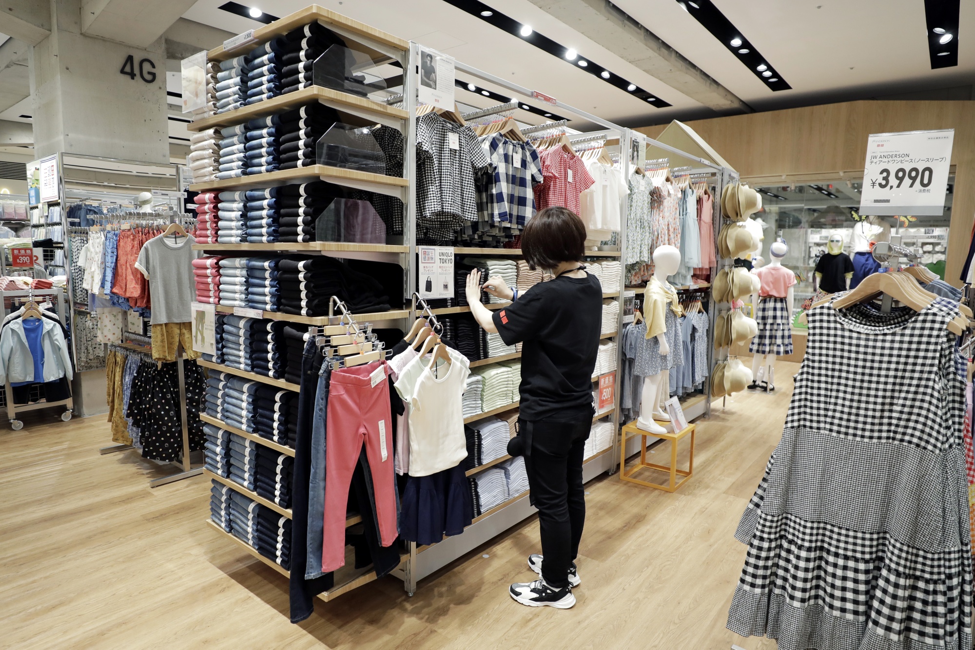 Uniqlo Clothing Store Stock Photo  Download Image Now  Uniqlo Arts  Culture and Entertainment Asia  iStock