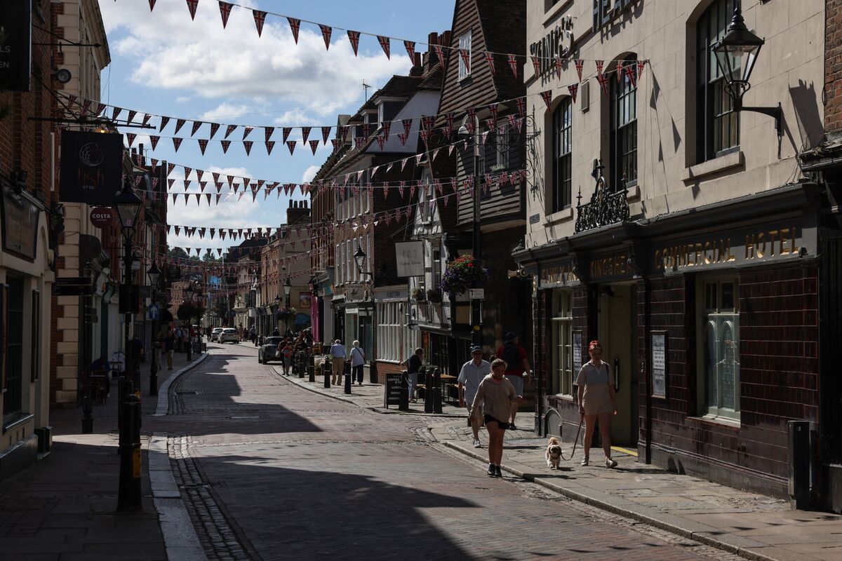 bloomberg.com - Constantine Courcoulas - Britain's Retail Crisis Puts a 233-Year Old High Street Brand in Debt Court