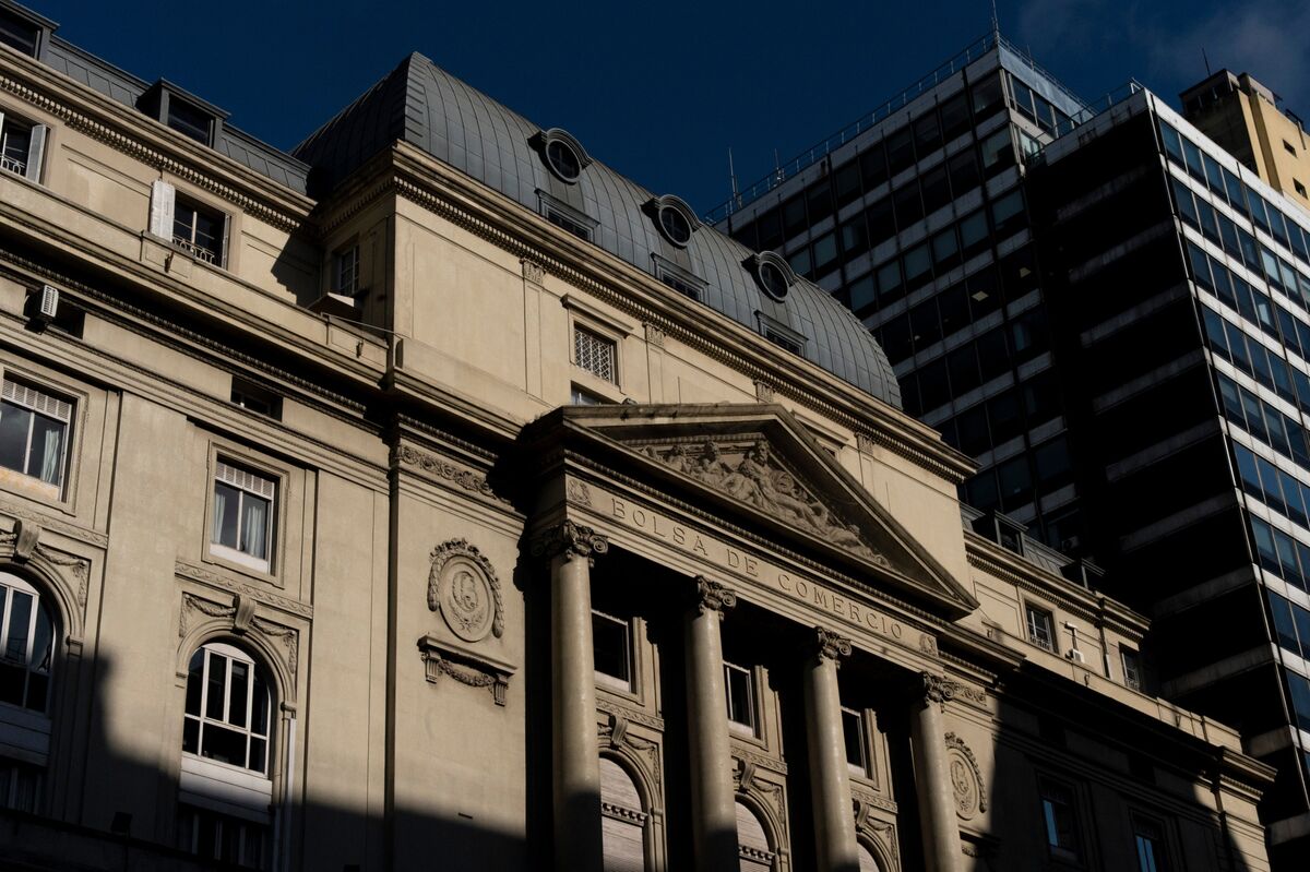 Argentine Bonds Jump on News US Lining Up $40 Billion in Aid