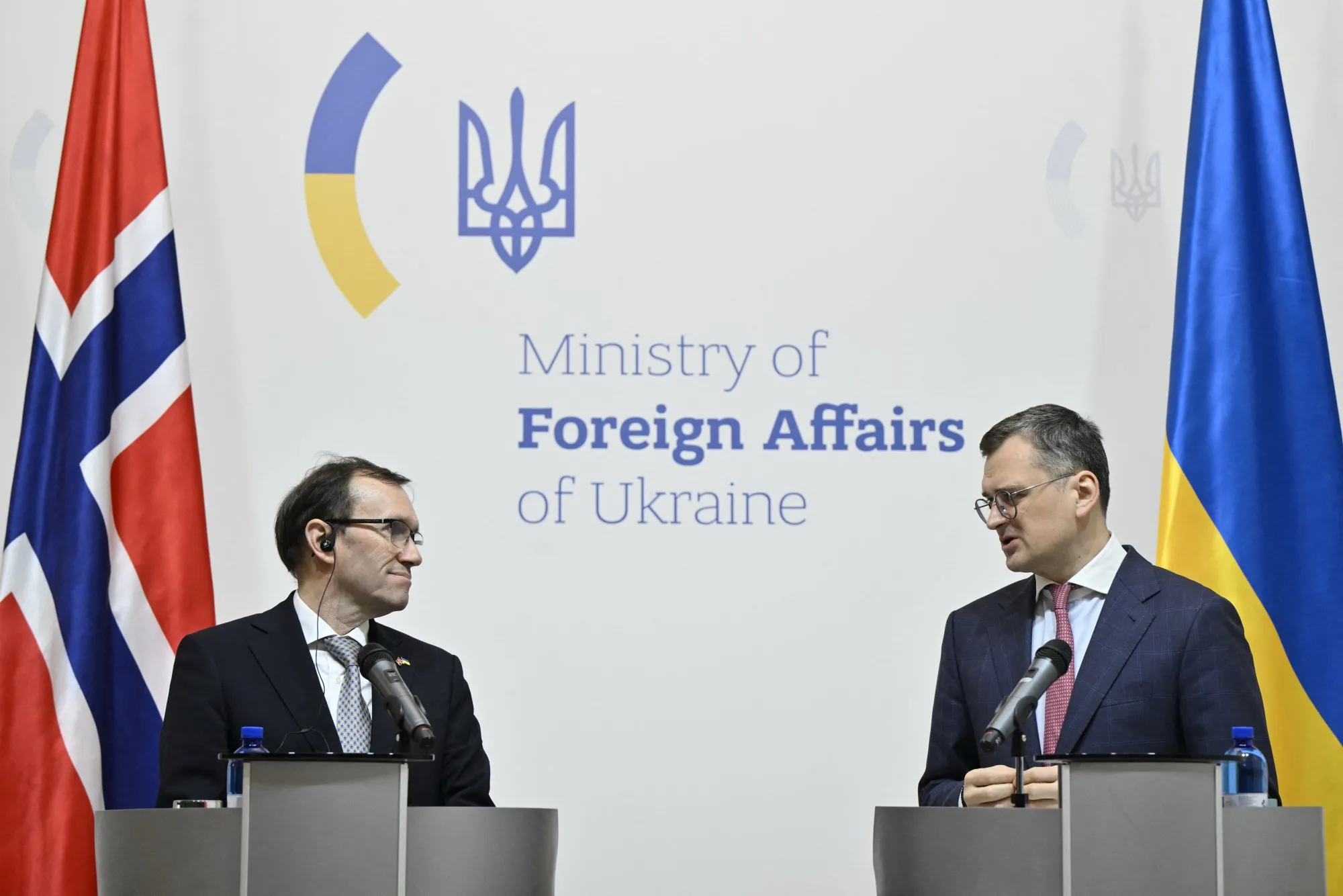 Espen Barth Eide and Dmytro Kuleba hold a joint press conference following their talks in Kyiv on April 15.