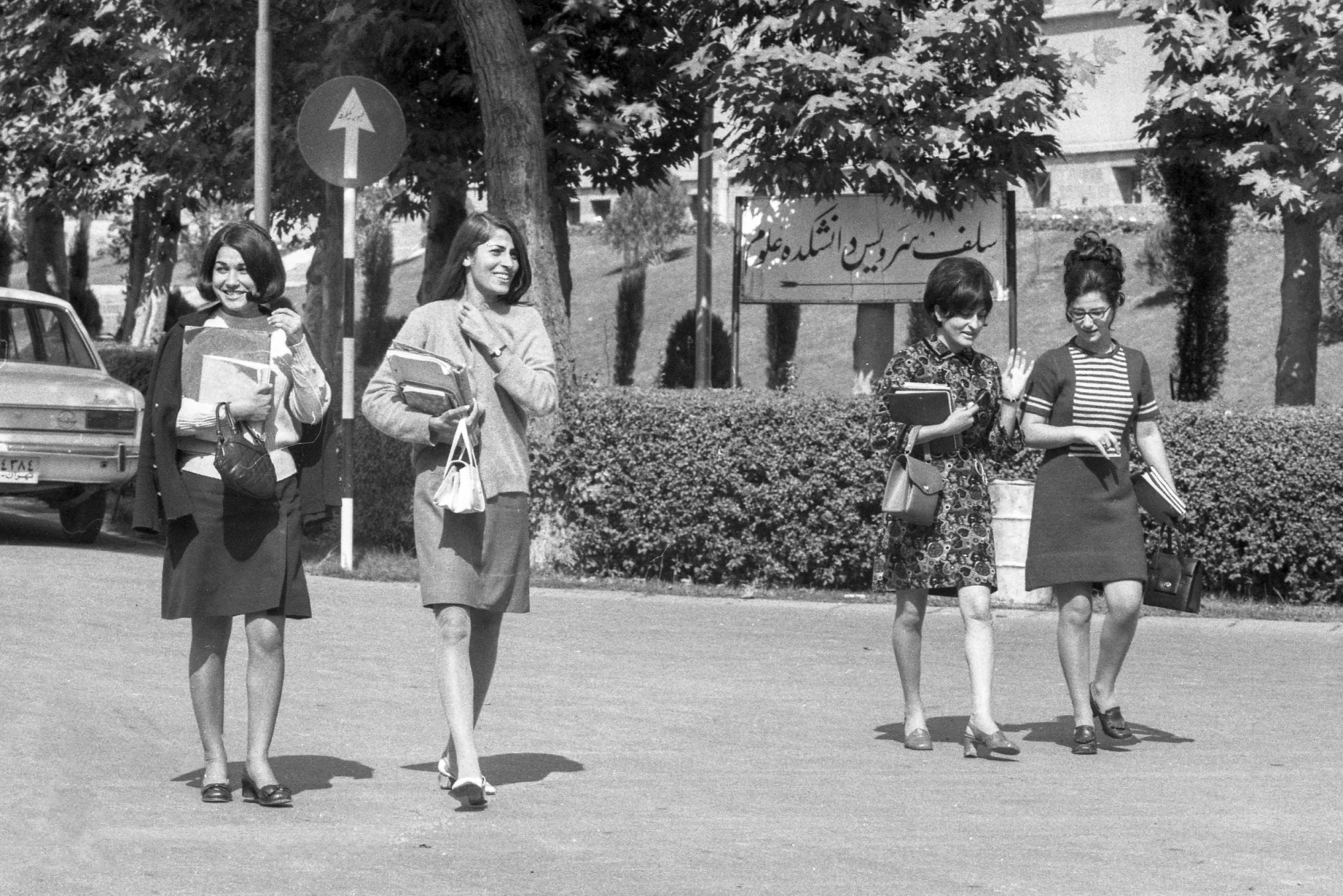 Femmes habillées à l'occidentale en Iran