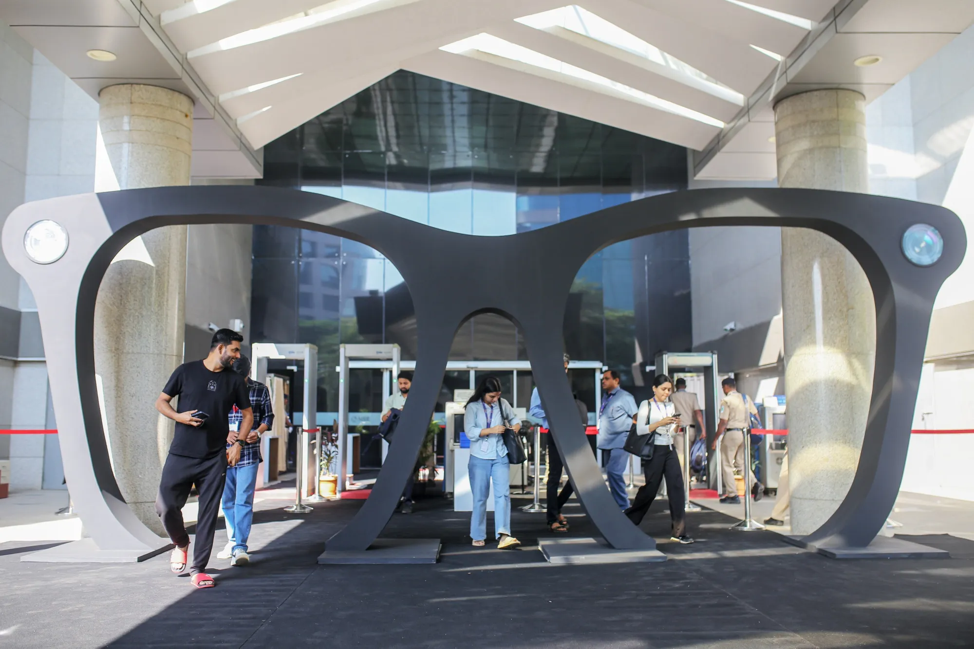 Smart Glasses Market Projected to Hit $200 Billion by 2040, HSBC Analysts  Say - Bloomberg