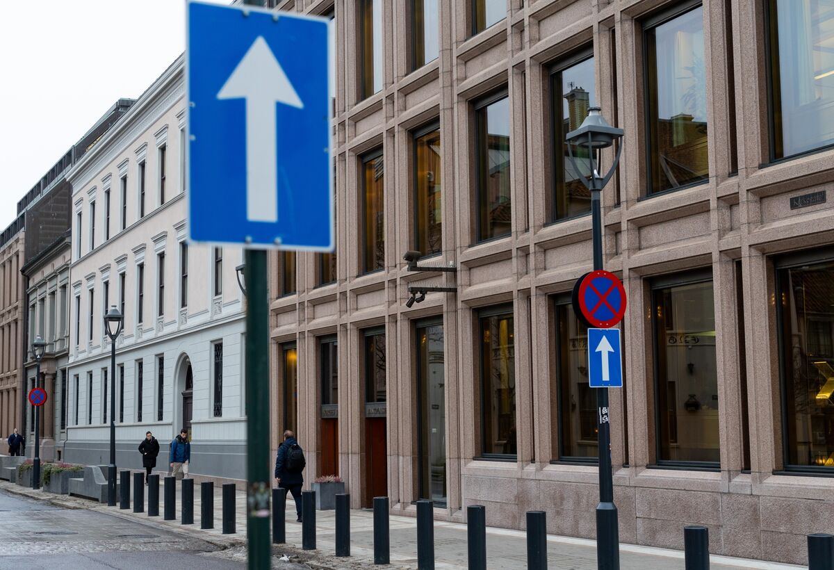 🟪"Banca Centrale Norvegese: Tassi di Interesse Stabili per Undicesima Volta, Allentamento Previsto Entro Fine Anno"