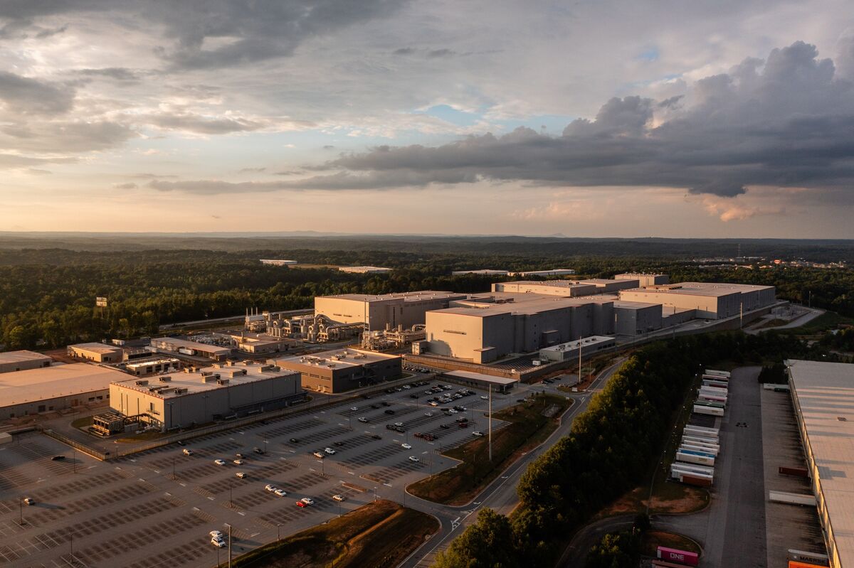 bloomberg.com - Gabrielle Coppola - South Korean EV Battery Maker SK Lays Off 958 Workers in Georgia