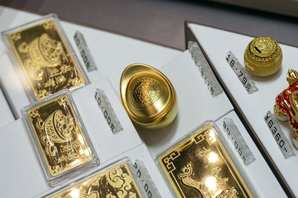 bloomberg.com - Chinese Banks Move to Rein in Retail Gold Trading on Volatility