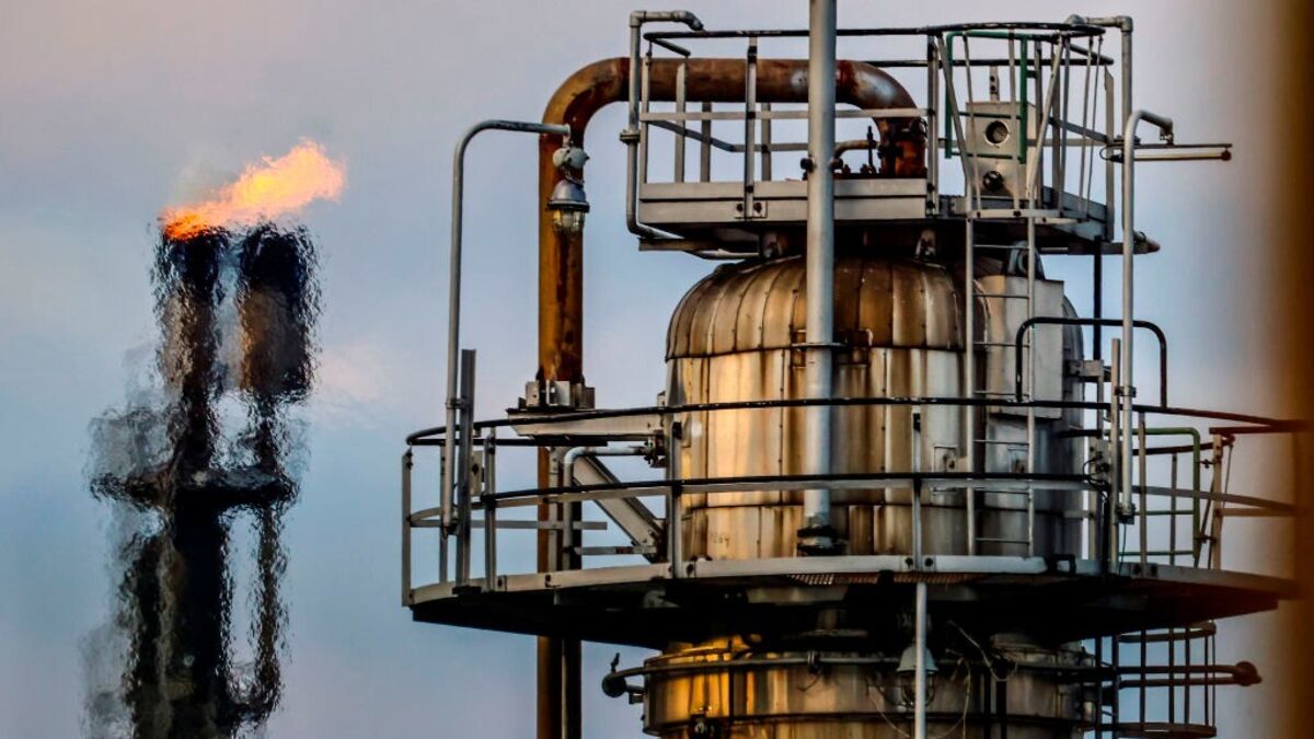 Oil Surges as Trump Sanctions Russia’s Biggest Producers
