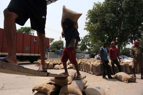 Wheat Climbs as Damaged U.S. and Indian Crops Threaten Supplies