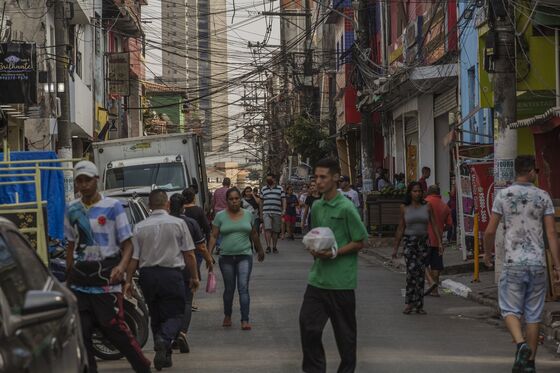Brazil Death Toll Deepens Divide Between Lockdowns, Restarts