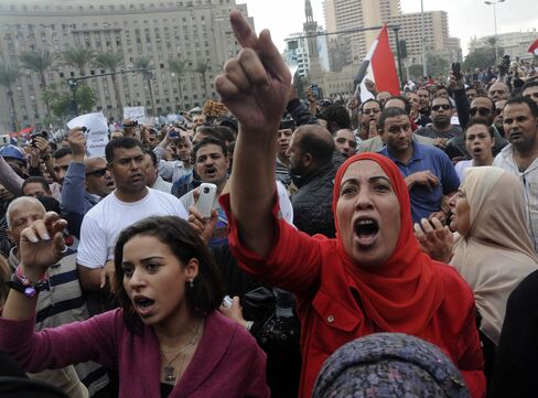 Egypt Clashes Resume After Night of Protest Over Mursi’s Power